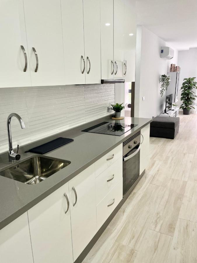 Island Suites Арона Екстериор снимка